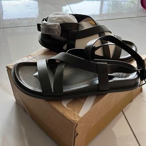 BUCKLED CROSS STRAP FLAT SANDALS
Khaki Green 1/3606/010/032/39